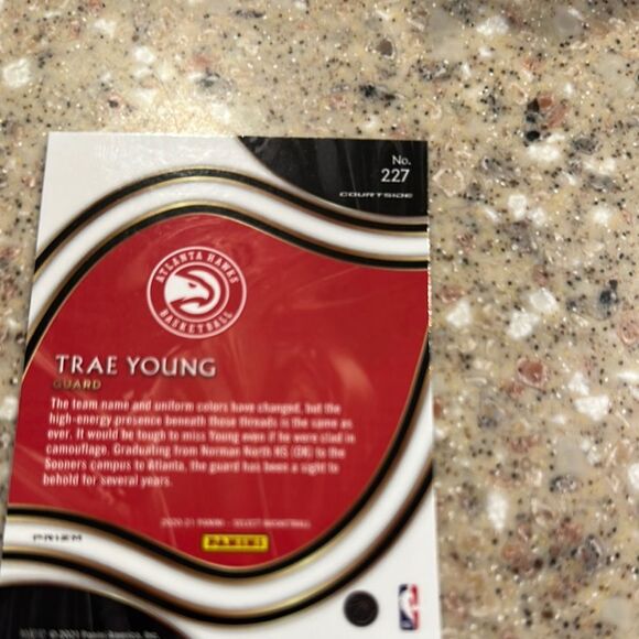 Panini NBA Trading Card - Trae Young Holographic courtside mint condition - Picture 4 of 4